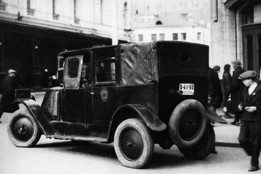 Первая служба такси появилась в Москве в 1925 году.  В отсутствие...